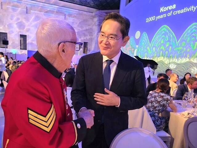 이재용 삼성전자 회장이 '이건희 컬렉션' 순회전 갈라 디너에 참석한 6·25 참전용사 마이크 로에게 인사하고 있다. /삼성