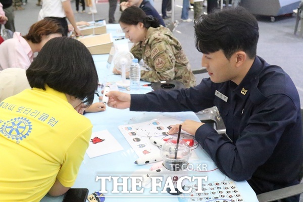 제16회 계룡군문화축제·지상군페스티벌이 1일 계룡대 활주로 일원에서 개최된 가운데 3D 페인팅 체험이 진행되고 있는 모습. /정예준 기자