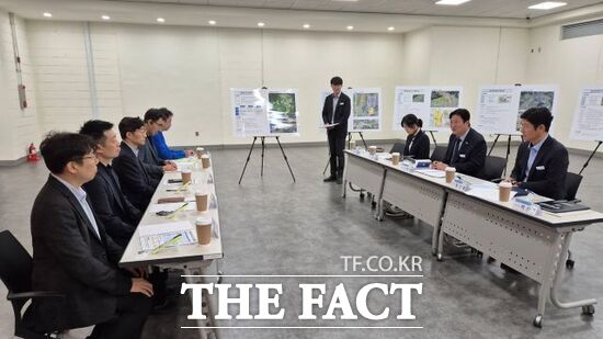 손배찬 경기 파주시장(오른쪽 두 번째)이 지난달 30일 캠프하우즈에서 만난 국무조정실 주한미군기지 지원단 관계자들에게 파주시 미군 반환공여구역의 주요 현안 등에 대해 설명하고 있다. /파주시