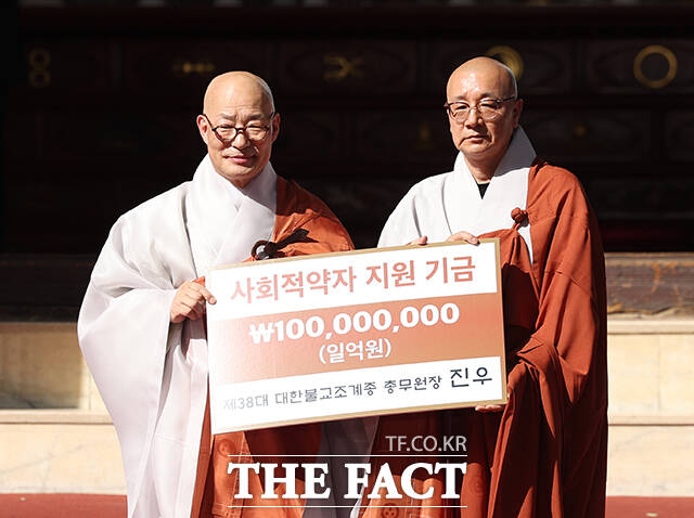 38대 조계종 총무원장으로 취임한 진우스님이 대웅전에서 절을 하고 있다.