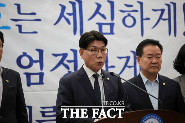 이재관 더불어민주당 충남도당 위원장이 1일 충남도청 브리핑실에서 농지 전수조사와 관련한 국민의힘의 비판에 대해 반박하는 기자회견을 하고 있다. /노경완 기자