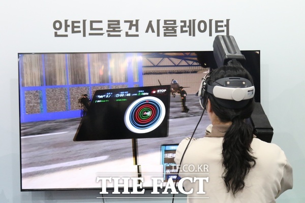 제16회 계룡군문화축제·지상군페스티벌이 1일 계룡대 활주로 일원에서 개최된 가운데 육군정책홍보관에서 안티드론건 시뮬레이터를 체험하고 있는 관람객의 모습. /정예준 기자