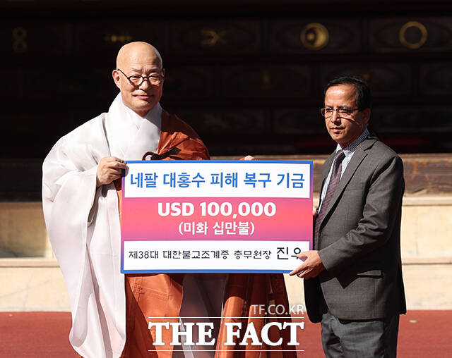 38대 조계종 총무원장으로 취임한 진우스님이 대웅전에서 절을 하고 있다.
