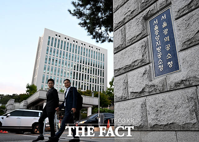 검찰청 폐지와 공소청·중대범죄수사청 출범을 하루 앞둔 1일 오후 서울 서초구 서울고등검찰청·서울중앙검찰청 청사에서 현판 교체 작업이 완료된 가운데 관계자들이 현판을 바라보고 있다. /박상민 기자
