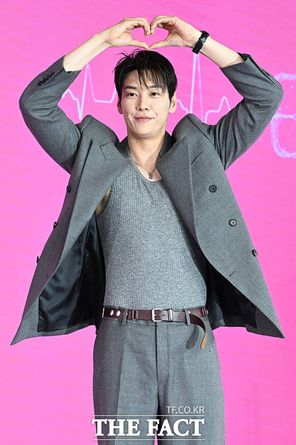 배우 김영광과 채수빈, 박수원 감독(왼쪽부터)이 1일 오전 서울 마포구 호텔 나루 서울 엠갤러리에서 열린 넷플릭스 새 시리즈 '나를 충전해줘' 제작발표회에 참석해 포즈를 취하고 있다. /김성렬 기자