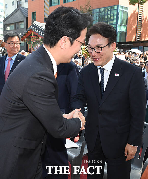 김민석 더불어민주당 대표(오른쪽)가 1일 오후 서울 종로구 조계사에서 열린 제38대 총무원장 취임법회에서 이기인 개혁신당 비대위원장과 악수하고 있다. /남윤호 기자