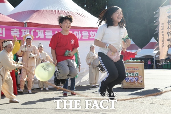 제16회 계룡군문화축제·지상군페스티벌이 1일 계룡대 활주로 일원에서 개최된 가운데 향토음식관 앞에서 풍물놀이에 어린이 관람객들이 줄넘기에 참여하며 즐거워하는 모습. /정예준 기자
