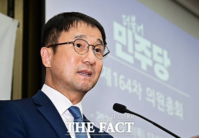한병도 원내대표(앞줄 왼쪽 네번째)를 비롯한 더불어민주당 의원들이 1일 오후 서울 여의도 국회에서 열린 의원총회에 참석해 규탄 구호를 외치고 있다. /국회=배정한 기자