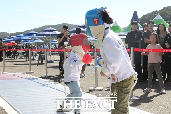 제16회 계룡군문화축제·지상군페스티벌이 1일 계룡대 활주로 일원에서 개최된 가운데 어린이 관람객들이 펜싱체험존에서 펜싱경기를 체험하고 있는 모습. /정예준 기자