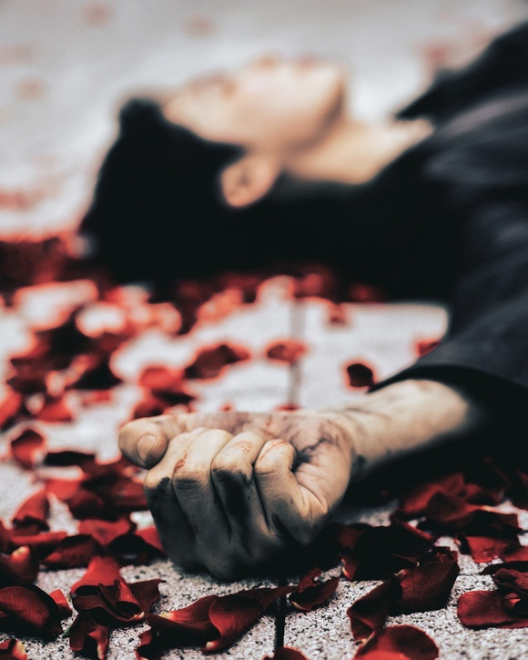 성한빈의 첫 솔로 미니 앨범 'DEAD:ALIVE'는 두려움 앞에서도 멈추지 않고, 자신을 가두던 모든 한계를 깨뜨리며 새로운 자신으로 성장해 나아가는 '자기초월'의 과정을 그린 앨범이다. /더라이브레이블