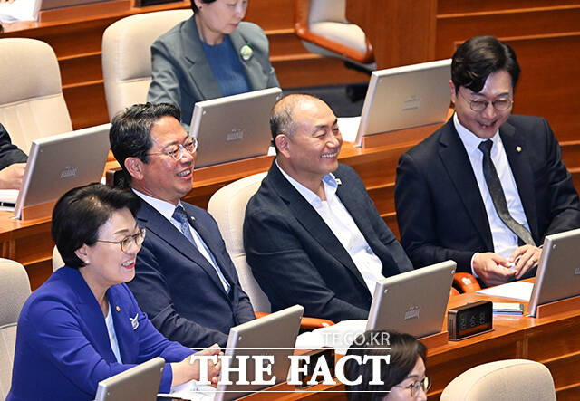 김승원 더불어민주당 의원(왼쪽 동그라미)이 1일 오후 서울 여의도 국회에서 열린 본회의에 참석하고 있다. 오른쪽 동그라미는 한동훈 국민의힘 의원.