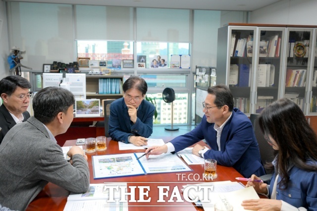 손훈모 순천시장이 9월 30일 국회를 찾아 국토교통위원회 소속 이용선 의원과 국비 확보 관련 면담을 하고 있다. /순천시