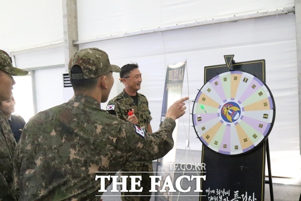 제16회 계룡군문화축제·지상군페스티벌이 1일 계룡대 활주로 일원에서 개최된 가운데 특전부사관 홍보관에서 장병들이 이벤트에 참여하고 있는 모습. /정예준 기자