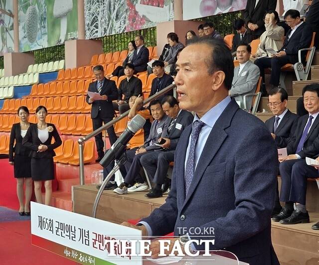 김홍열 청양군수가 1일 청양공설운동장 일원에서 열린 제65회 군민의 날 기념식 및 군민체육대회를 통해 기념사를 하고 있다. /김형중 기자