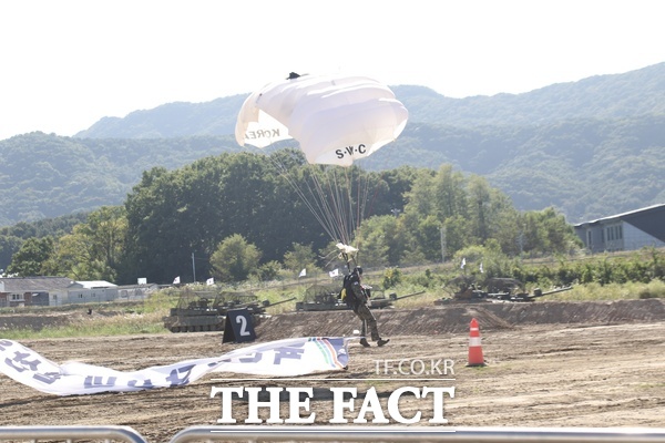 제16회 계룡군문화축제·지상군페스티벌이 1일 계룡대 활주로 일원에서 개최된 가운데 특전사 장병들이 고공낙하 시범을 진행하며 지상에 착륙하고 있는 모습. /정예준 기자