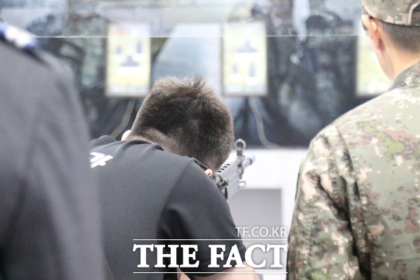 제16회 계룡군문화축제·지상군페스티벌이 1일 계룡대 활주로 일원에서 개최된 가운데 육군정책홍보관에서 한 학생이 사격장비체험을 하고 있는 모습. /정예준 기자