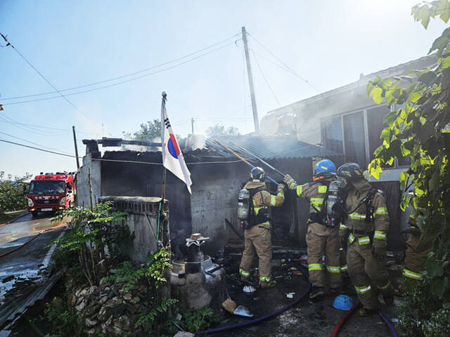 지난달30일 오후 2시 58분쯤 상주시 공검면 병암리의 한 주택에서 불이 나 80대 남성이 연기를 흡입하고 손바닥에 2도 화상을 입어 병원으로 이송됐다. /경북소방본부