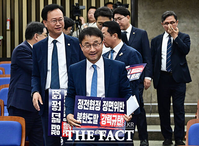 한병도 원내대표(앞줄 왼쪽 네번째)를 비롯한 더불어민주당 의원들이 1일 오후 서울 여의도 국회에서 열린 의원총회에 참석해 규탄 구호를 외치고 있다. /국회=배정한 기자