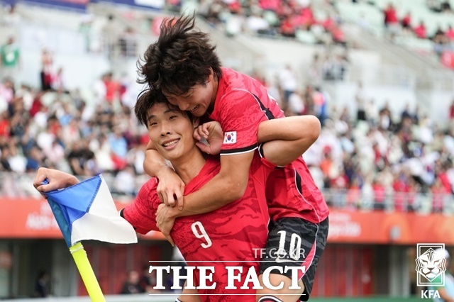 30일 중국과 준결승에서 엄지성의 어시스트로 연속골을 터뜨려 2-1 역전승을 견인한 이영준(아래)과 배준호./KFA