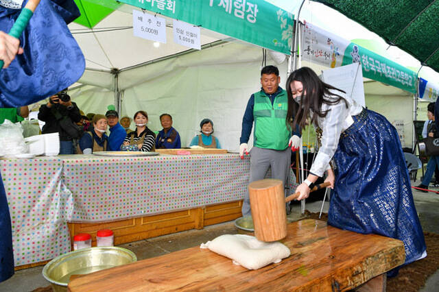 지난해 열린 축제에서 인삼 인절미 떡메치기를 하고 있다. /영주시