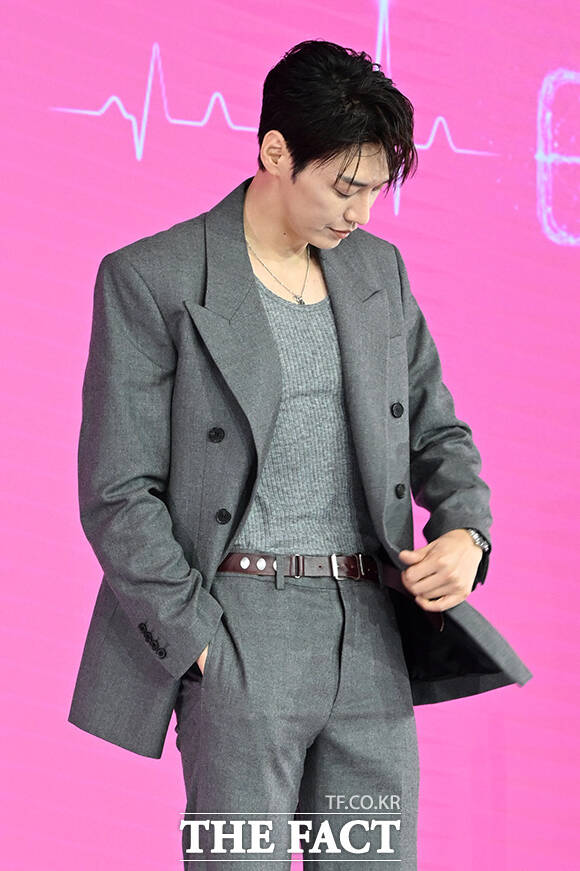 배우 김영광이 1일 오전 서울 마포구 호텔 나루 서울 엠갤러리에서 열린 넷플릭스 새 시리즈 '나를 충전해줘' 제작발표회에 참석해 포즈를 취하고 있다. /김성렬 기자