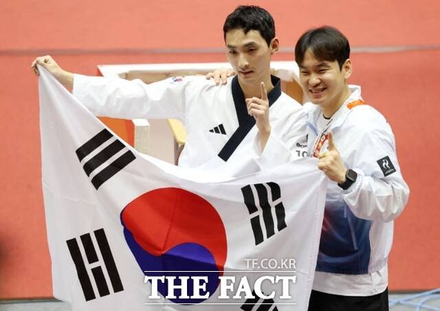 대한민국 윤규성이 1일 오후(현지 시간) 일본 아이치현 도요하시 체육관에서 열린 2026 아이치·나고야 아시안게임 태권도 남자 개인 품새 결승전에서 금메달을 획득한 뒤 기뻐하고 있다. /도요하시=뉴시스
