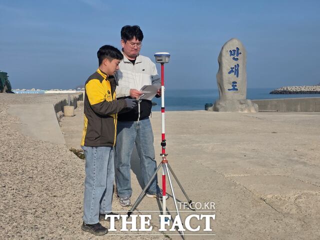 전남광주시가 국토 서남권 끝자락인 신안군 만재도에서 지적재조사 사업으로 측량을 실시하고 있다. /전남광주시