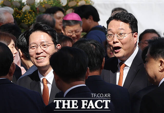 이날 법회에 참석한 김민석 당대표와 주호영 국민의힘 의원(앞줄 왼쪽) 등이 합장하고 있는 모습.