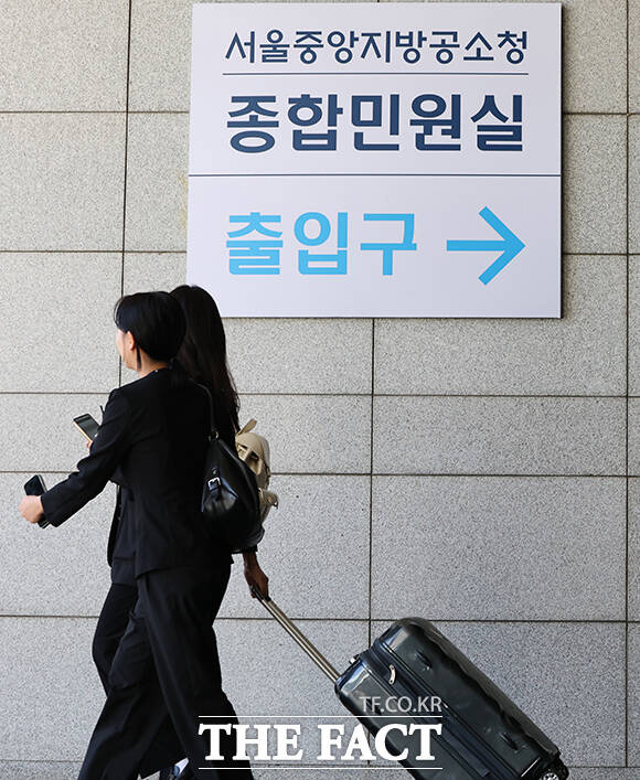 인사발령 받고 청사 떠나는 직원들.