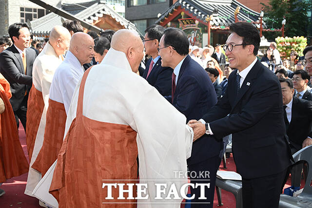 이날 법회에 참석한 김민석 당대표와 주호영 국민의힘 의원(앞줄 왼쪽) 등이 합장하고 있는 모습.