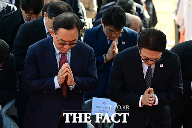 이날 법회에 참석한 김민석 당대표와 주호영 국민의힘 의원(앞줄 왼쪽) 등이 합장하고 있는 모습.