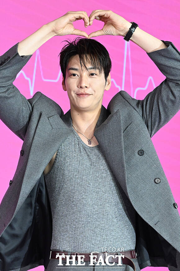 배우 김영광이 1일 오전 서울 마포구 호텔 나루 서울 엠갤러리에서 열린 넷플릭스 새 시리즈 '나를 충전해줘' 제작발표회에 참석해 포즈를 취하고 있다. /김성렬 기자