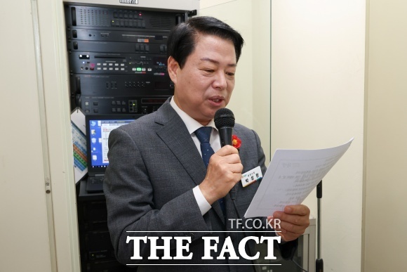 조직문화 개선에 나서고 있는 박성현 광양시장이 직접 청내 방송실에서 '가족사랑의 날' 정시 퇴근을 당부하고 있다. /광양시