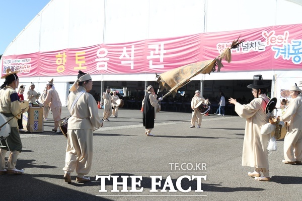 제16회 계룡군문화축제·지상군페스티벌이 1일 계룡대 활주로 일원에서 개최된 가운데 향토음식관 앞에서 풍물놀이가 진행되고 있는 모습. /정예준 기자