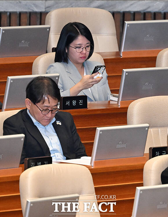 용혜인 기본소득당 의원(오른쪽)이 1일 오후 서울 여의도 국회에서 열린 본회의에 참석하고 있다. /국회=배정한 기자