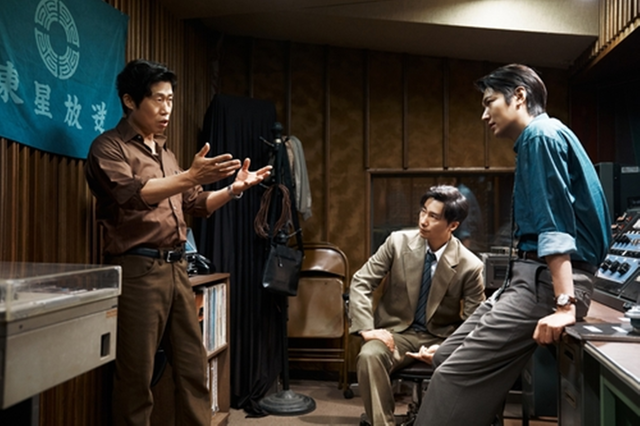 영화 ‘암살자(들)’을 둘러싼 논란이 이제 영화 한 편의 역사해석을 넘어 배우들의 광고와 SNS, 그리고 정치권까지 번지고 있다. 영화를 긍정적으로 평가했던 평론가와 유튜버의 관련 콘텐츠가 비공개 또는 삭제되는 사례까지 등장했다. /하이브미디어코프