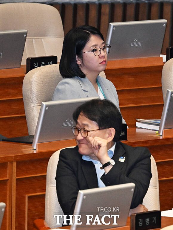 용혜인 기본소득당 의원(오른쪽)이 1일 오후 서울 여의도 국회에서 열린 본회의에 참석하고 있다. /국회=배정한 기자