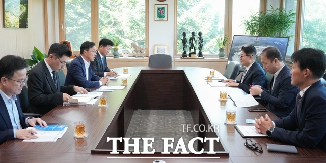 위성곤 제주도지사(왼쪽)가 마사회 관계자들에게 한국마사회 제주 이전을 제안하고 있다. /제주도
