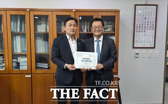 민경선 고양시장(오른쪽)이 지난달 30일 김영진 국회 행정안전위원회 위원장에게 고양시 청사 건립 신속 추진 등 현안 사안 3가지가 담긴 정책건의서를 전달한 뒤 기념 촬영을 하고 있다. /고양시