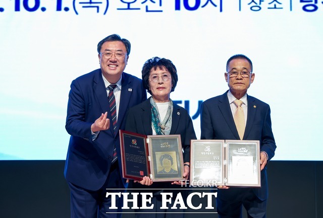 당진시민대상 수상자인 조희숙(가운데)·김기두(맨 오른쪽) 씨가 김기재 당진시장과 기념 촬영하고 있다. /당진시