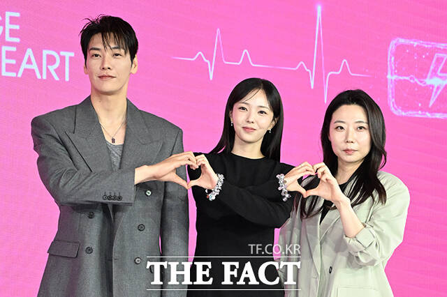 배우 김영광과 채수빈, 박수원 감독(왼쪽부터)이 1일 오전 서울 마포구 호텔 나루 서울 엠갤러리에서 열린 넷플릭스 새 시리즈 '나를 충전해줘' 제작발표회에 참석해 포즈를 취하고 있다. /김성렬 기자