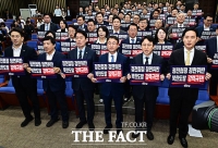  '정전협정 정면위반 북한도발 강력규탄!'...구호 외치는 민주당 [TF사진관]