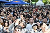  '저 위에 사람이?'...고공 외줄타기에 시민들 일제히 시선 '집중' [TF사진관]