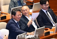  '법무부 장관 자진 사퇴' 김승원 의원...밝은 표정으로 본회의 참석 [TF사진관]