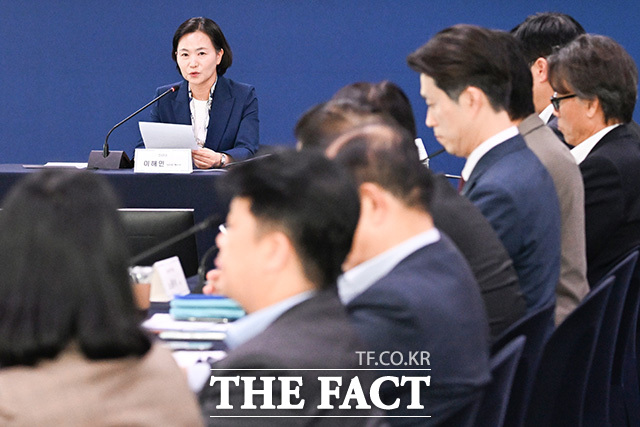 이해민 AI수석이 회의에 앞서 인사하고 있다.