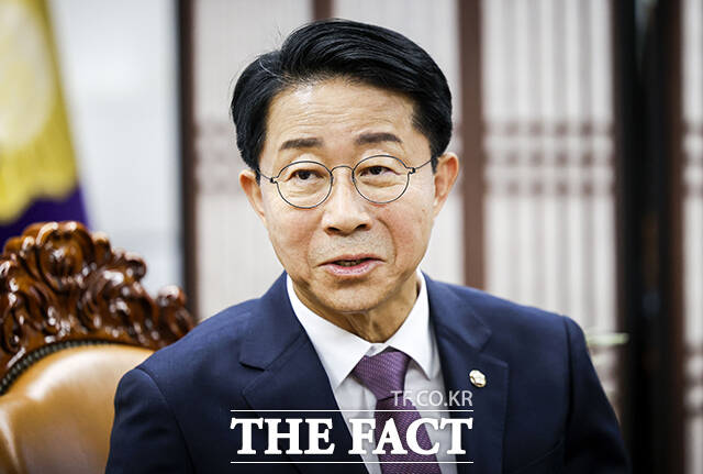 조정식 국회의장이 2일 오후 서울 여의도 국회에서 이형일 부총리 겸 재정경제부 장관(왼쪽)을 접견하며 기념사진 촬영을 하고 있다. /국회=배정한 기자
