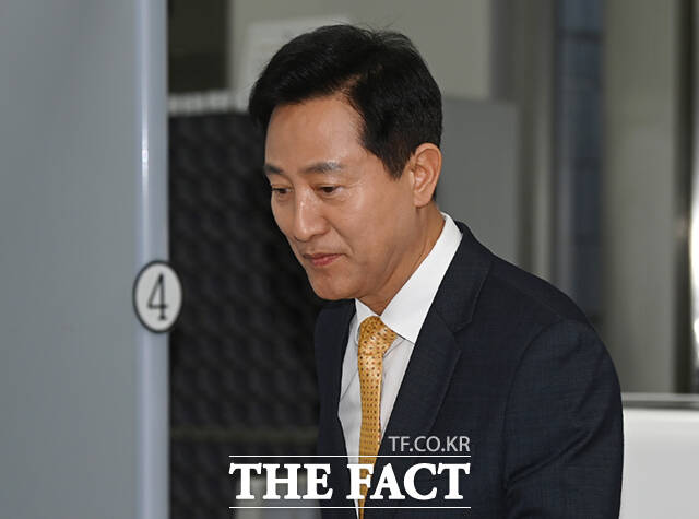 오세훈 서울시장의 '명태균 여론조사비 대납 의혹' 핵심 인물인 사업가 김한정 씨가 2일 서초구 서울고등법원에서 열린 정치자금법 위반 혐의 항소심 결심공판에 출석하고 있다.