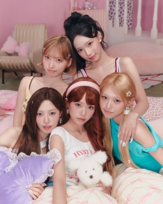리센느가 최근 뜨거운 인기를 얻고 있는 가운데, 소속사의 팬 소통 방식이 도마 위에 올랐다. 소속사 더뮤즈엔터테인먼트가 지난 9월 28일 공식 채널을 통해 오는 1월11일 생일 서포트 신청 안내를 올리면서 역풍을 맞았다. /더뮤즈엔터테인먼트