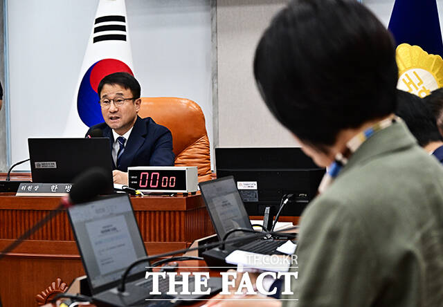 발언하는 한병도 운영위원장.