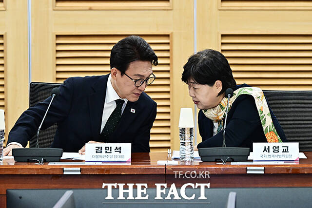 김민석 더불어민주당 대표(왼쪽 두번째)가 2일 오전 서울 여의도 국회 의원회관 제1세미나실에서 열린 대법관 임명 관련 헌법전문가 긴급 좌담회에 참석해 모두발언을 하고 있다. /국회=배정한 기자